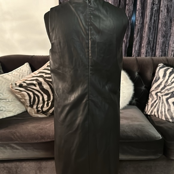 CARMEN MARC VALVO BLACK FAUX LEATHER LASER CUT SHIFT/ SLIP DRESS - Picture 5 of 7